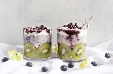 Overnight oats with kiwi and berries